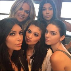 Kim Kardashian, Khloe Kardashian, Kourtney Kardashian, Kendall Jenner y Kylie Jenner de fiesta