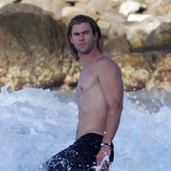 Chris Hemsworth luciendo torso dándose un baño