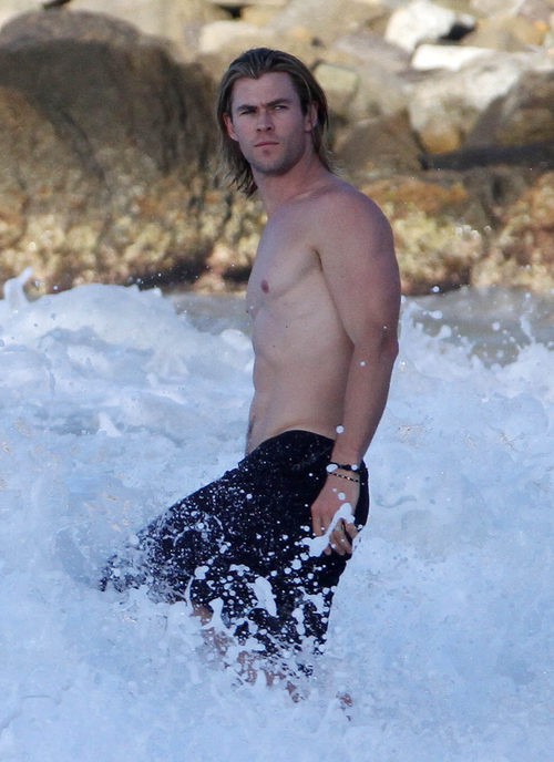 Chris Hemsworth luciendo torso dándose un baño