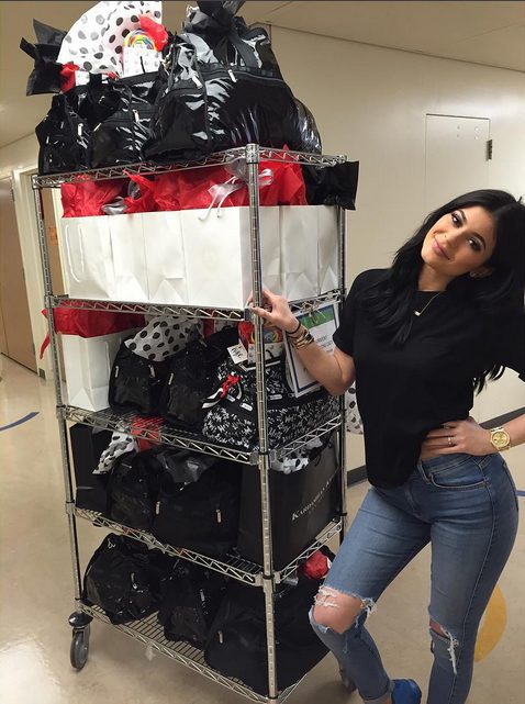 Kylie Jenner lleva regalos a los niños enfermos de un hospital