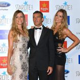 Antonio Banderas con las hermanas Nicole y Bárbara Kimpel en la Gala Starlite 2015