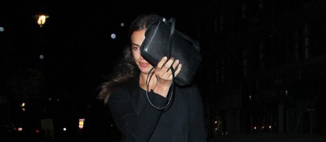 Irina Shayk escondiéndose tras su bolso por las calles de Londres