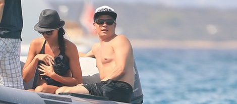 Kimi Raikkonen y Minttu Virtanen en una lancha en Ibiza
