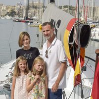 Los Reyes Felipe y Letizia y sus hijas en el Aifos en el Náutico de Palma