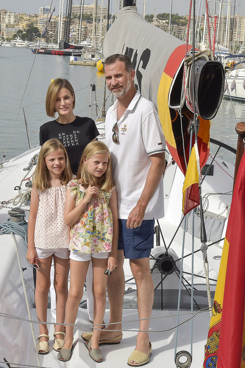 Los Reyes Felipe y Letizia y sus hijas en el Aifos en el Náutico de Palma