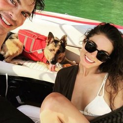 Ian Somerhalder y Nikki Reed junto a su perro dando un paseo en barca