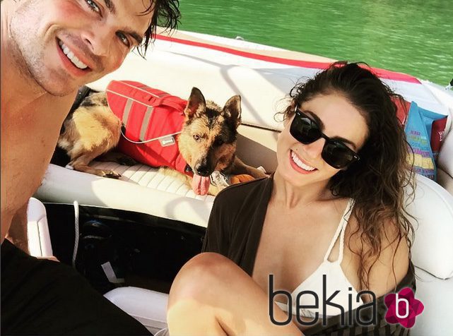 Ian Somerhalder y Nikki Reed junto a su perro dando un paseo en barca