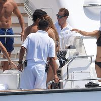 Michelle Rodriguez dando instrucciones a bordo de su yate