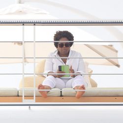 Oprah Winfrey, leyendo en sus relajadas vacaciones