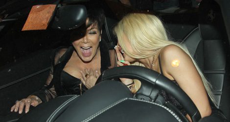 Kris Jenner y Kylie Jenner compartiendo secretos en el nuevo coche