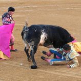 Fran Rivera en el momento de su cogida en la plaza de toros de Huesca