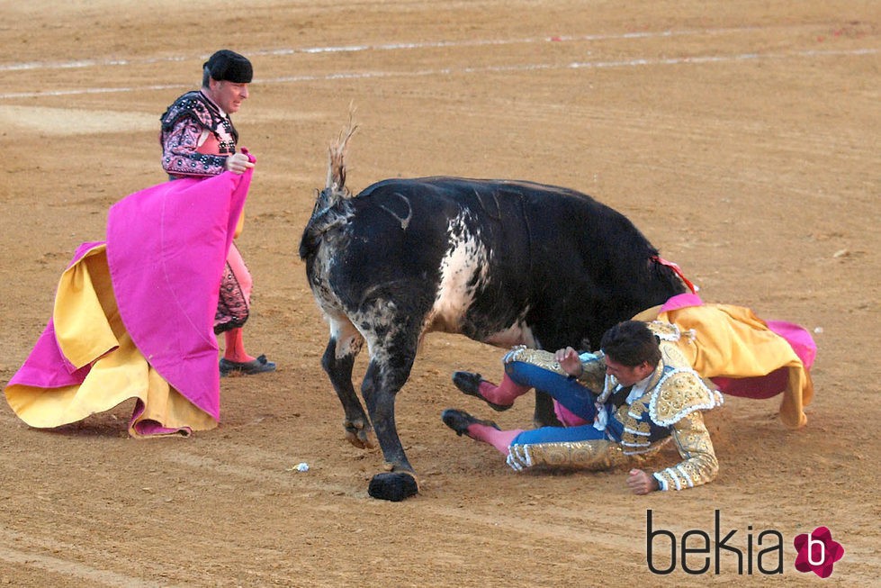 Fran Rivera en el momento de su cogida en la plaza de toros de Huesca