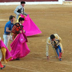 El Fandi y Padilla socorren a Fran Rivera tras ser corneado en Huesca