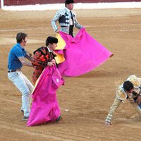 Fran Rivera intenta levantarse tras ser corneado en Huesca