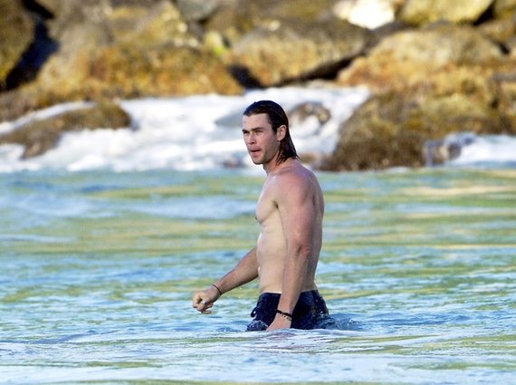 Chris Hemsworth luciendo músculos durante sus vacaciones en St Barts