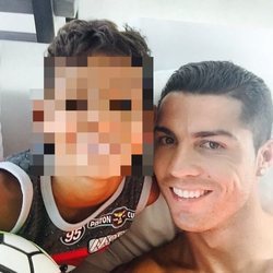 Cristiano Ronaldo y su hijo Cristiano Junior en su casa del lago de Gerês