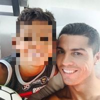 Cristiano Ronaldo y su hijo Cristiano Junior en su casa del lago de Gerês