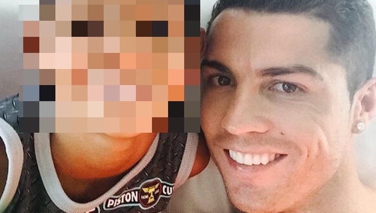Cristiano Ronaldo y su hijo Cristiano Junior en su casa del lago de Gerês