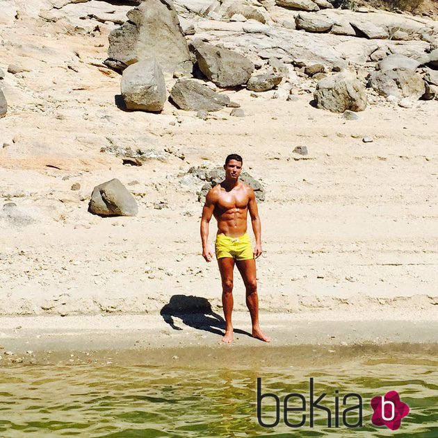 Cristiano Ronaldo con el torso desnudo en el lago de Gêres