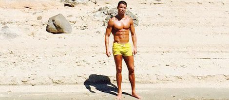 Cristiano Ronaldo con el torso desnudo en el lago de Gêres