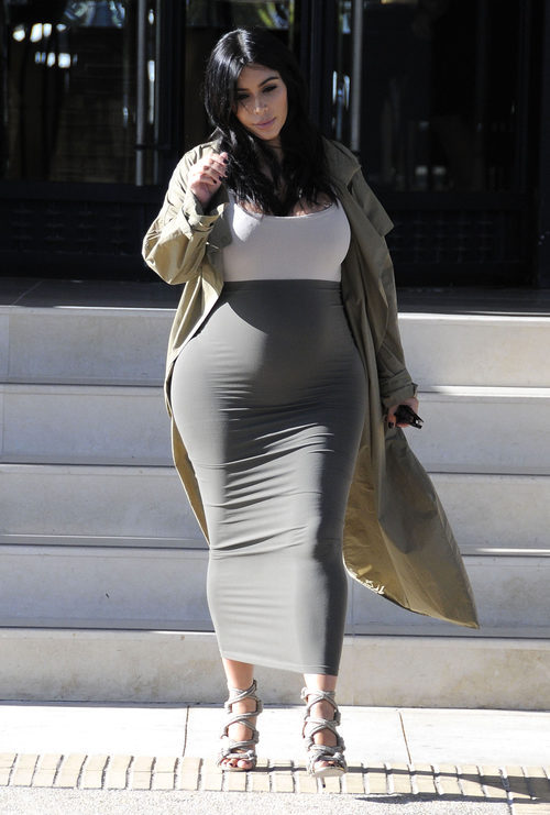 Kim Kardashian luce embarazo con un ajustado vestido