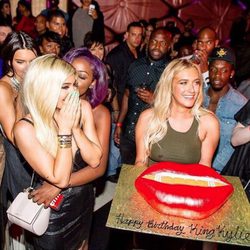 Kylie Jenner, sorprendida por su tarta de cumpleaños