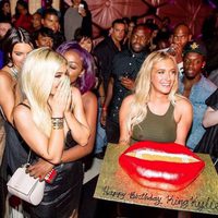 Kylie Jenner, sorprendida por su tarta de cumpleaños