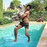 Andrés Velencoso se tira a la piscina con su perro Herry