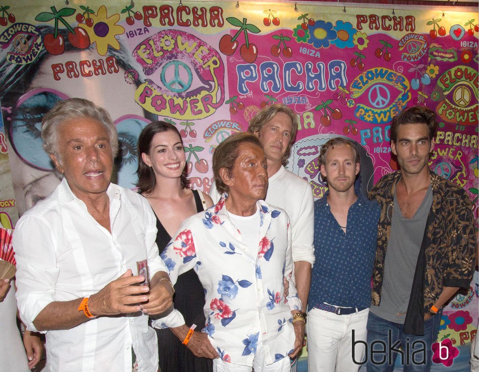 Anne Hathaway, Valentino, Adam Shulman y Jon Kortajarena en la fiesta Flower Power 2015 de Ibiza