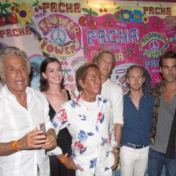 Anne Hathaway, Valentino, Adam Shulman y Jon Kortajarena en la fiesta Flower Power 2015 de Ibiza