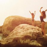 Elena Tablada y su hija Ella en unas rocas en Ibiza