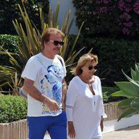 María Teresa Campos y Bigote Arrocet paseando por Marbella