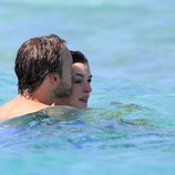 Anne Hathaway y su marido Adam Shulman beso romántico en el mar