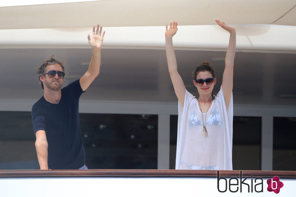 Anne Hathaway y su marido Adam Shulman saludando a bordo del yate