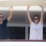 Anne Hathaway y su marido Adam Shulman saludando a bordo del yate