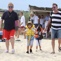 Elton John y David Furnish de vacaciones en Saint Tropez con sus hijos Zachary y Elijah