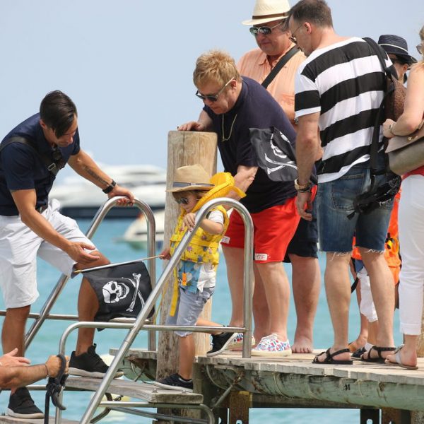 Elton John Y David Furnish Se Dirigen En Barco A Un Restaurante Playero Con Sus Hijos Foto En