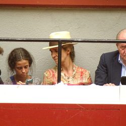 El Rey Juan Carlos, la Infanta Elena, Froilán y Victoria de Marichalar en los toros