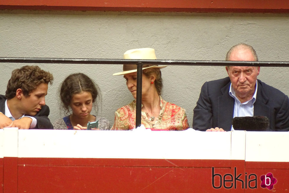 El Rey Juan Carlos, la Infanta Elena, Froilán y Victoria de Marichalar en los toros