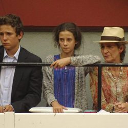 La Infanta Elena, Froilán y Victoria de Marichalar en una corrida de toros en San Sebastián