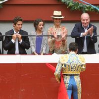 Enrique Ponce brinda un toro al Rey Juan Carlos, la Infanta Elena y sus hijos en San Sebastián