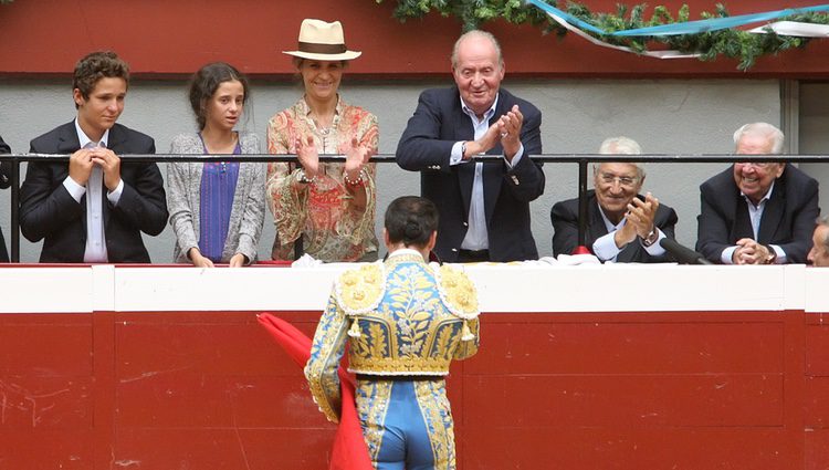 Enrique Ponce brinda un toro al Rey Juan Carlos, la Infanta Elena y sus hijos en San Sebastián