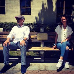 Risto Mejide y Laura Escanes en el banco de 'Forrest Gump' en Hollywood
