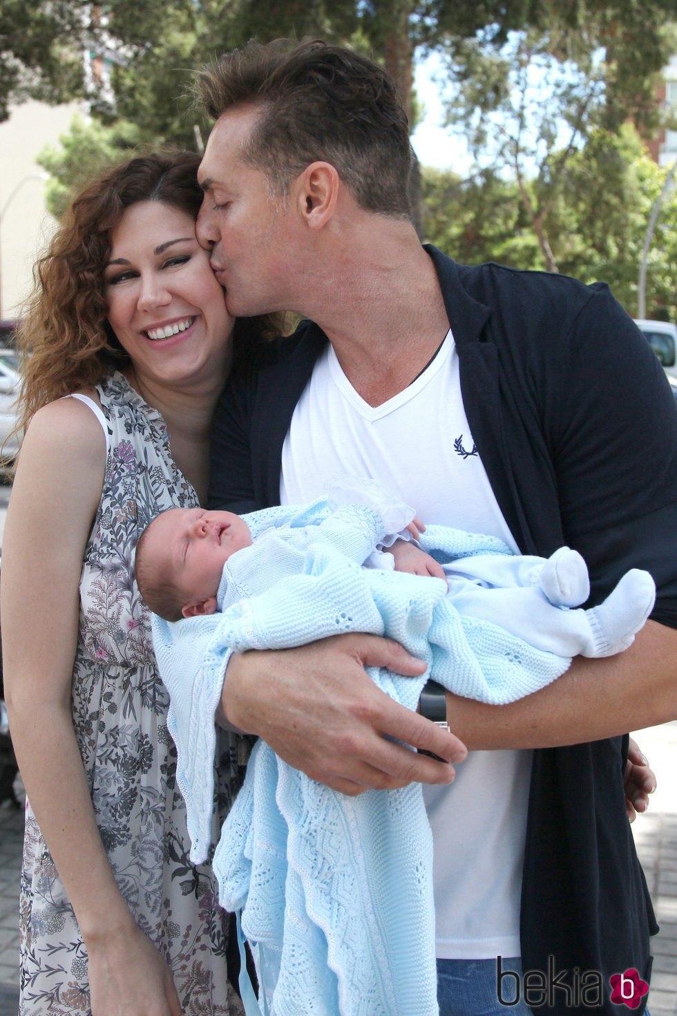 Daniel Roque besa a Tamara en la presentación de su hijo Héctor