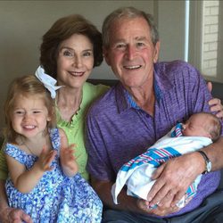Laura y George W. Bush dan la bienvenida a su nueva nieta Poppy Louise