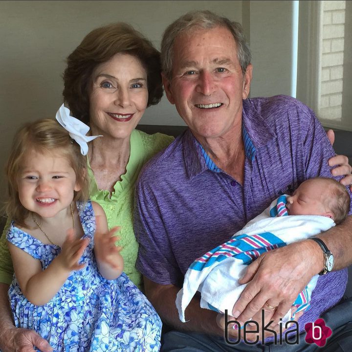 Laura y George W. Bush dan la bienvenida a su nueva nieta Poppy Louise