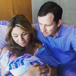 Jenna Bush posando con Henry Hager y Poppy Louise tras dar a luz