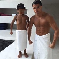 Cristiano Ronaldo presume de abdominales junto a su hijo