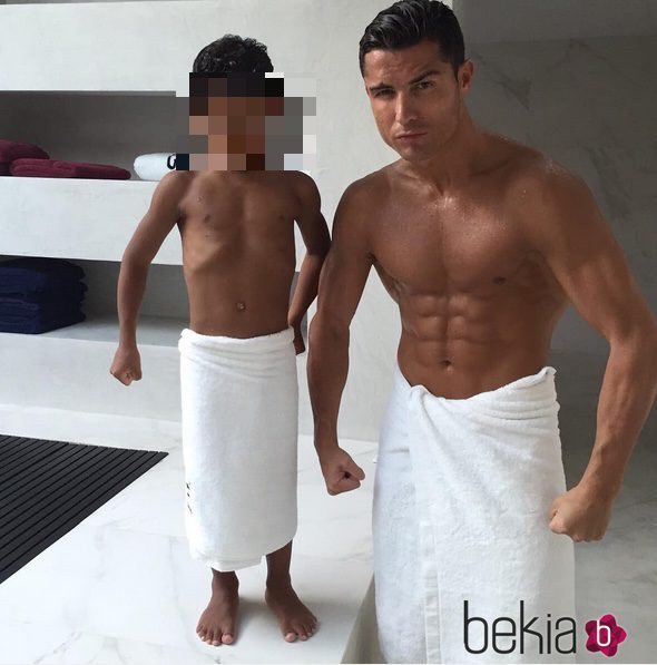 Cristiano Ronaldo presume de abdominales junto a su hijo