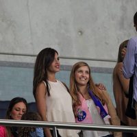 Sara Carbonero haciéndose fotos con unos fans en el estadio del Oporto